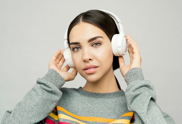 Astuces Infaillibles pour Appliquer Parfaitement un Rouge à Lèvres sur des Lèvres Sèches